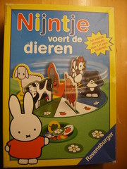 Nijntje voert de dieren