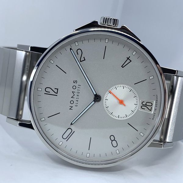 Nomos 556 - Ahoi Date