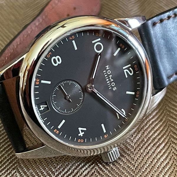 Nomos 732 - Club Datum Dunkel