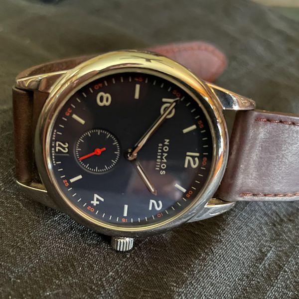 Nomos 734 - Club Datum Dunkel Glasboden