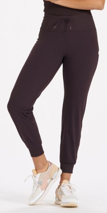Vuori - Daily Joggers - Womens - DARK CHERRY