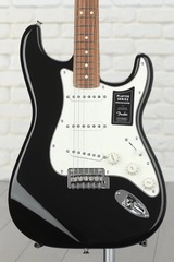 Fender Player Stratocaster - Black with Pau Ferro Fingerboard