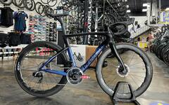 Pinarello Dogma F Disk Sram Red eTap AXS/Zipp 454 NSW - Midnight Blue 2023
