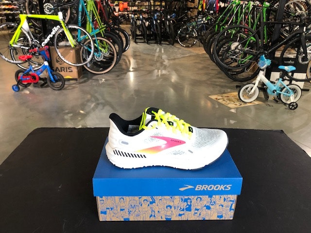 Brooks Womens Launch GTS 9 White/Pink/Nightlife