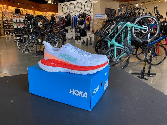 Women   s Hoka Mach 4 WHITE / FIESTA