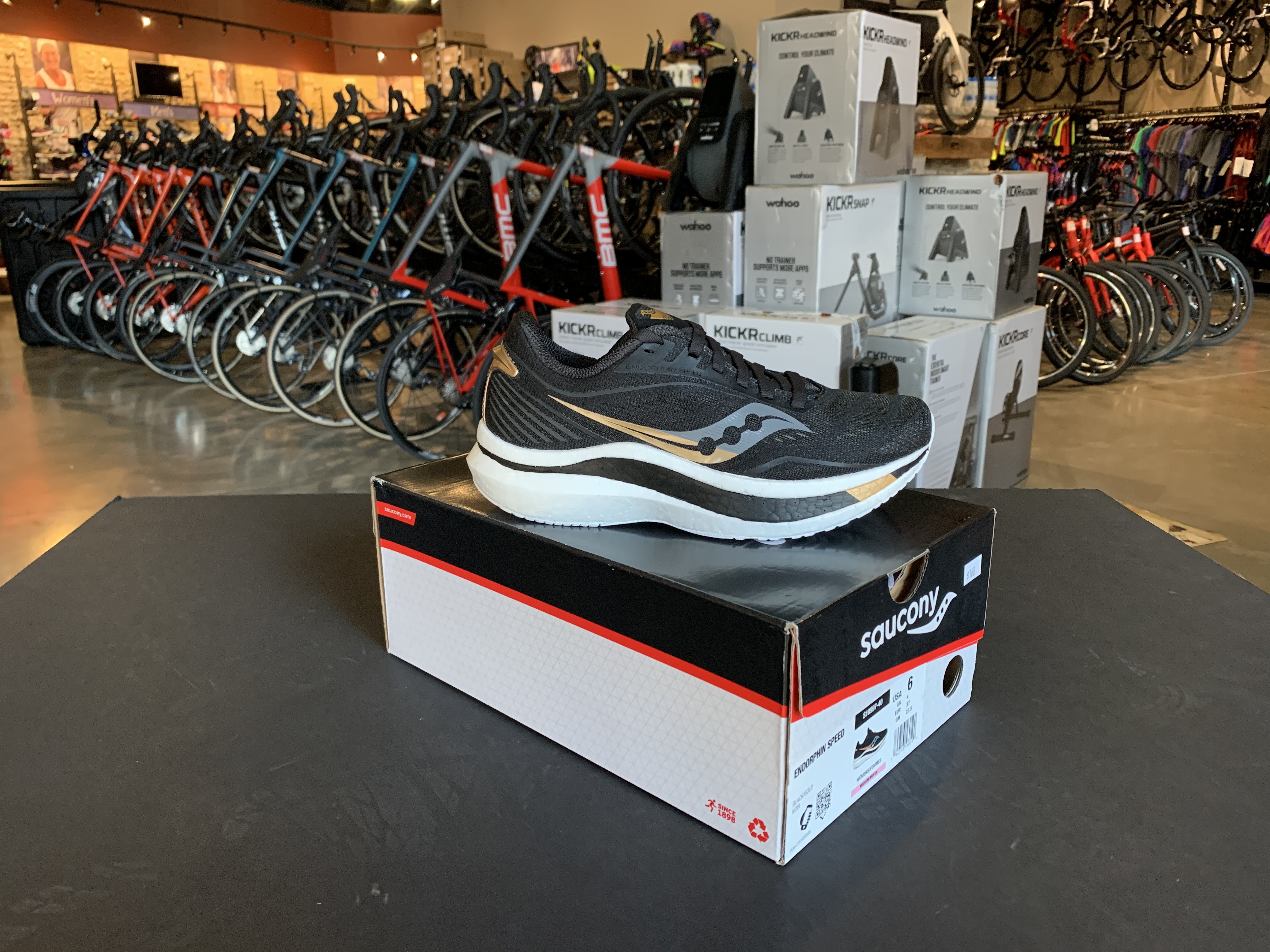 Womens Saucony Endorphin Speed Black/Gold