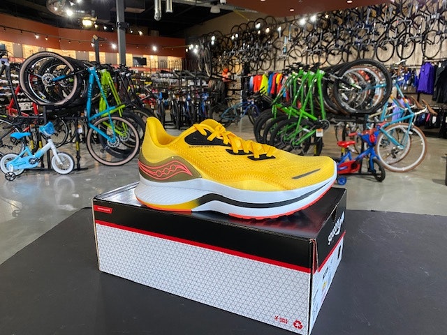 Womens Saucony Endorphin Shift 2; Vizigold/Vizired/Jaune