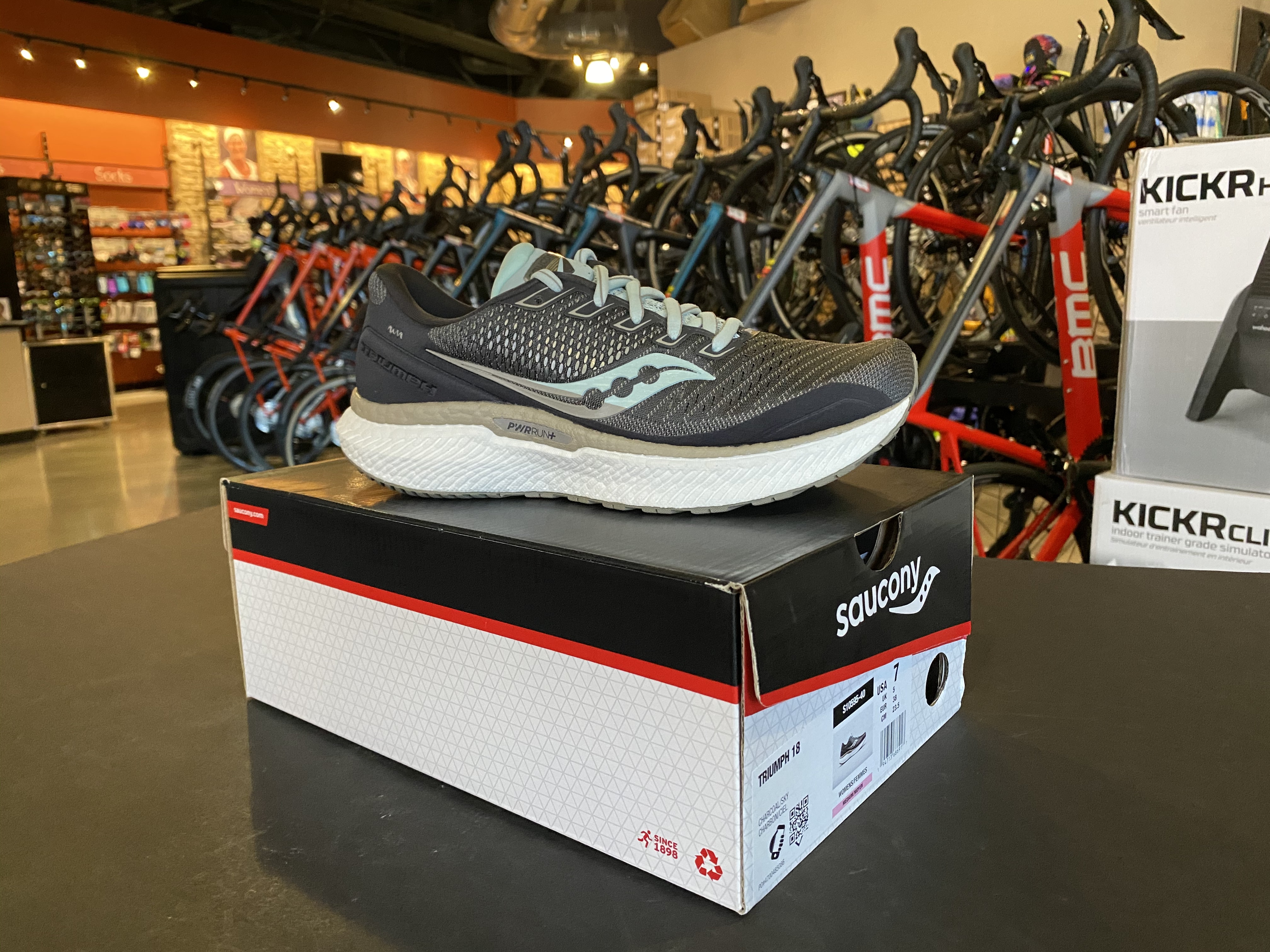 Women   s Saucony Triumph 18 Charcoal/Sky