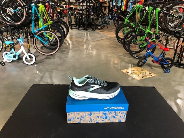 Womens Brooks Cascadia 16 Black/Ebony/Yucca Wide