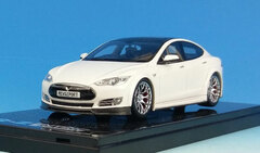 1/43 R-Zentric Model S White