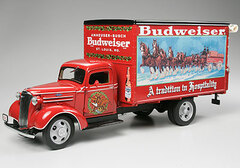 Danbury Mint Complete Model Budwiser Christmas Truck (1930's)